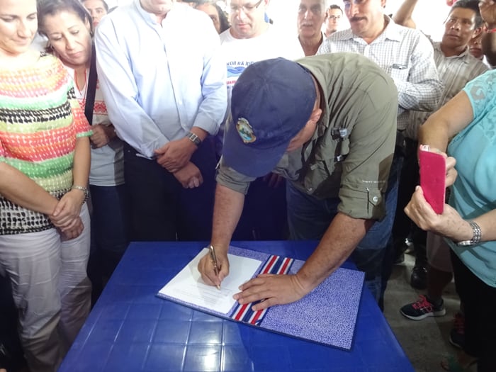 Solís signs a presidential decree banning dams from the Pacuare and Savegre rivers for 25 years.
