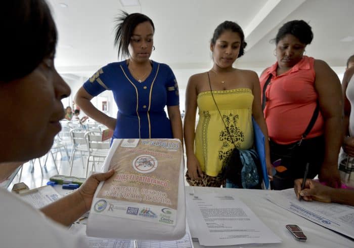 Health workers hand out mosquito nets to pregnant women in Calí, Colombia, to fight the Zika virus.