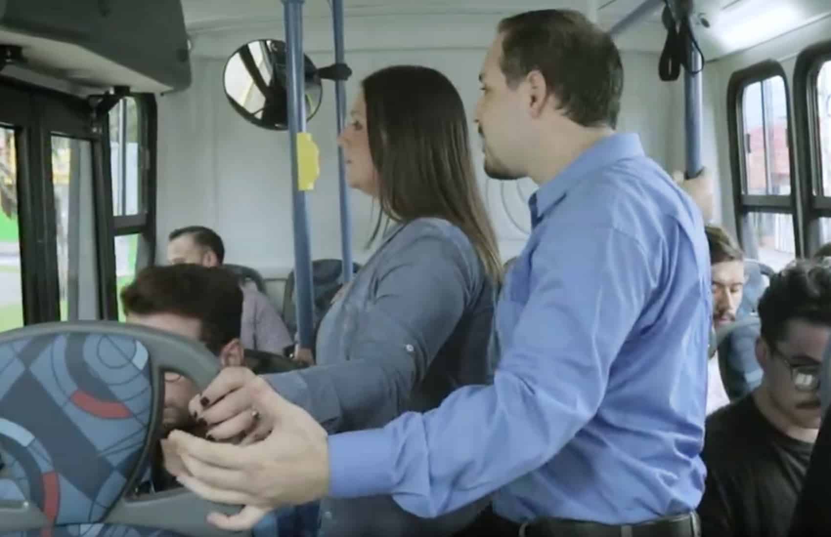 Зрелая пара ласкают друг друга в автобусе гиф