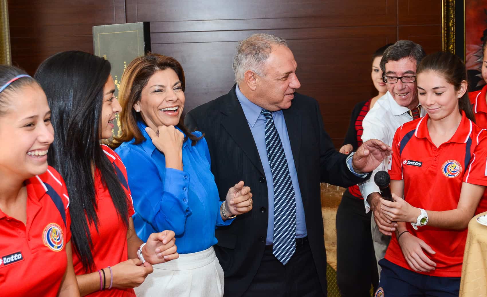 Costa Rica women’s team qualifies for the U-20 World Cup 2014, gets to joke with the president