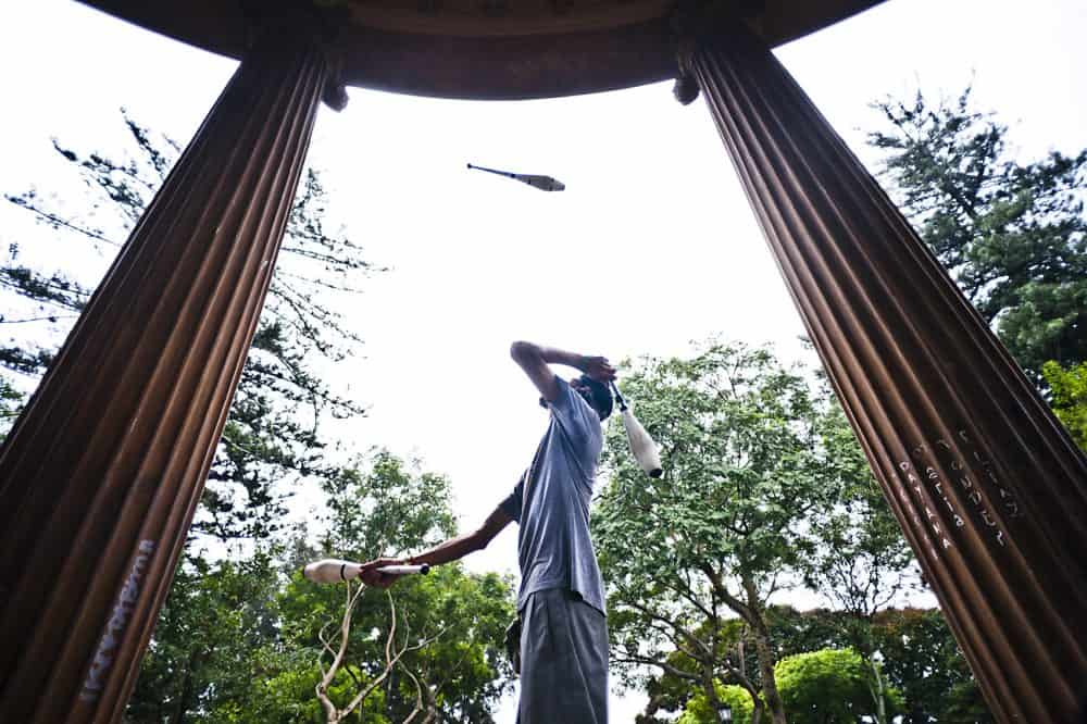 Street performer juggling in San José Park