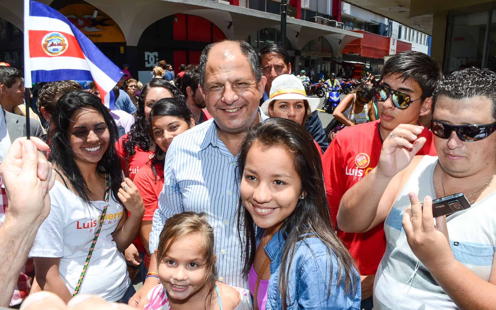 Presidential candidate Luis Guillermo Solís takes a stroll down San José’s Central Avenue