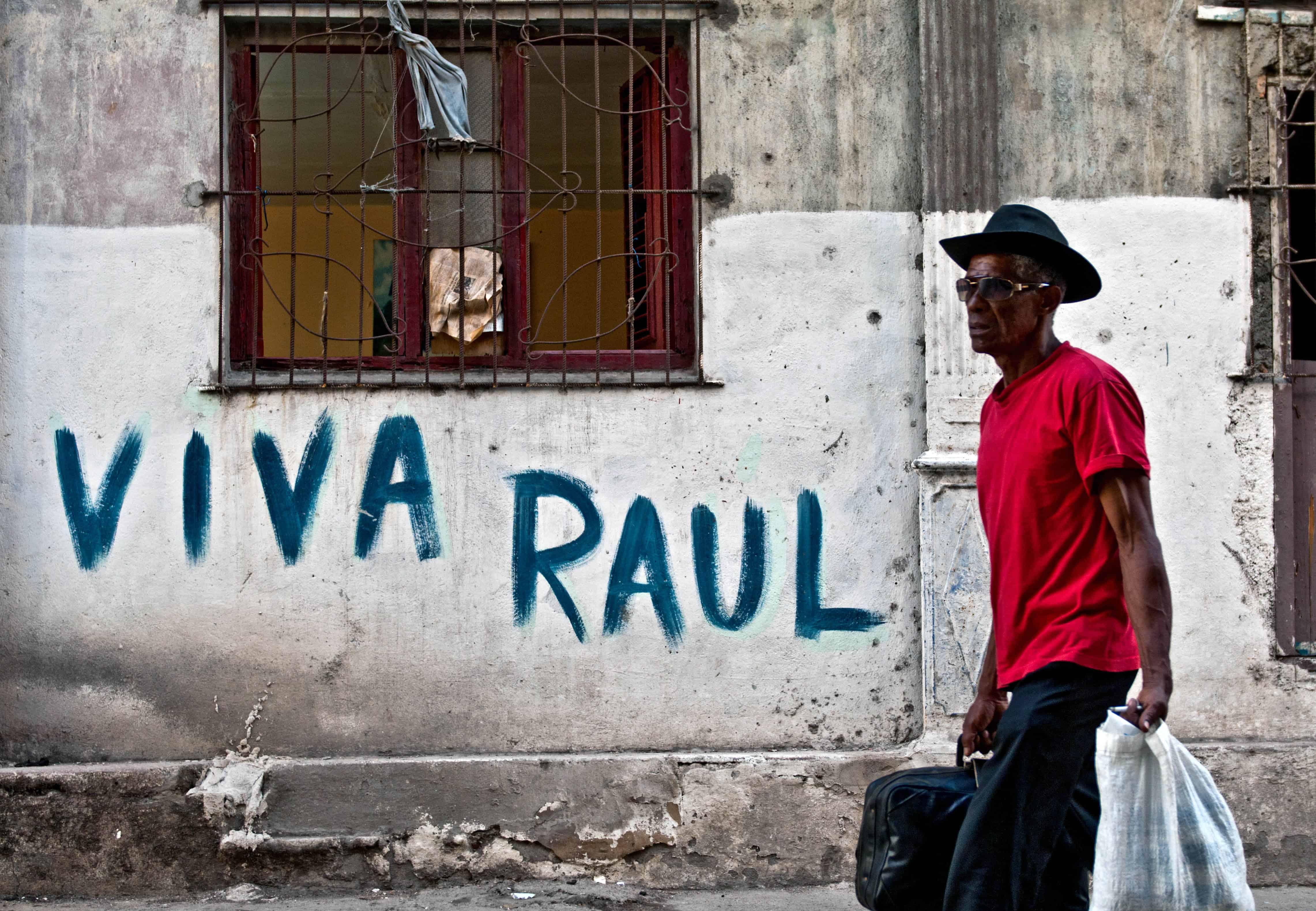A Viva Raúl Castro sign
