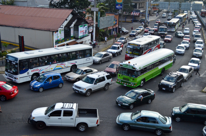 Rush hour traffic passes by the San Pedro Mall in San José. Transportation emissions are the single biggest roadblock to Costa Rica achieving carbon neutrality.