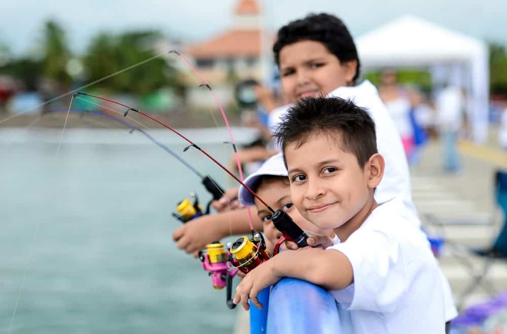 Kids fishing. Дети на рыбалке. Рыба для детей. Дети ловят рыбу. Таланты детей рыбалка.