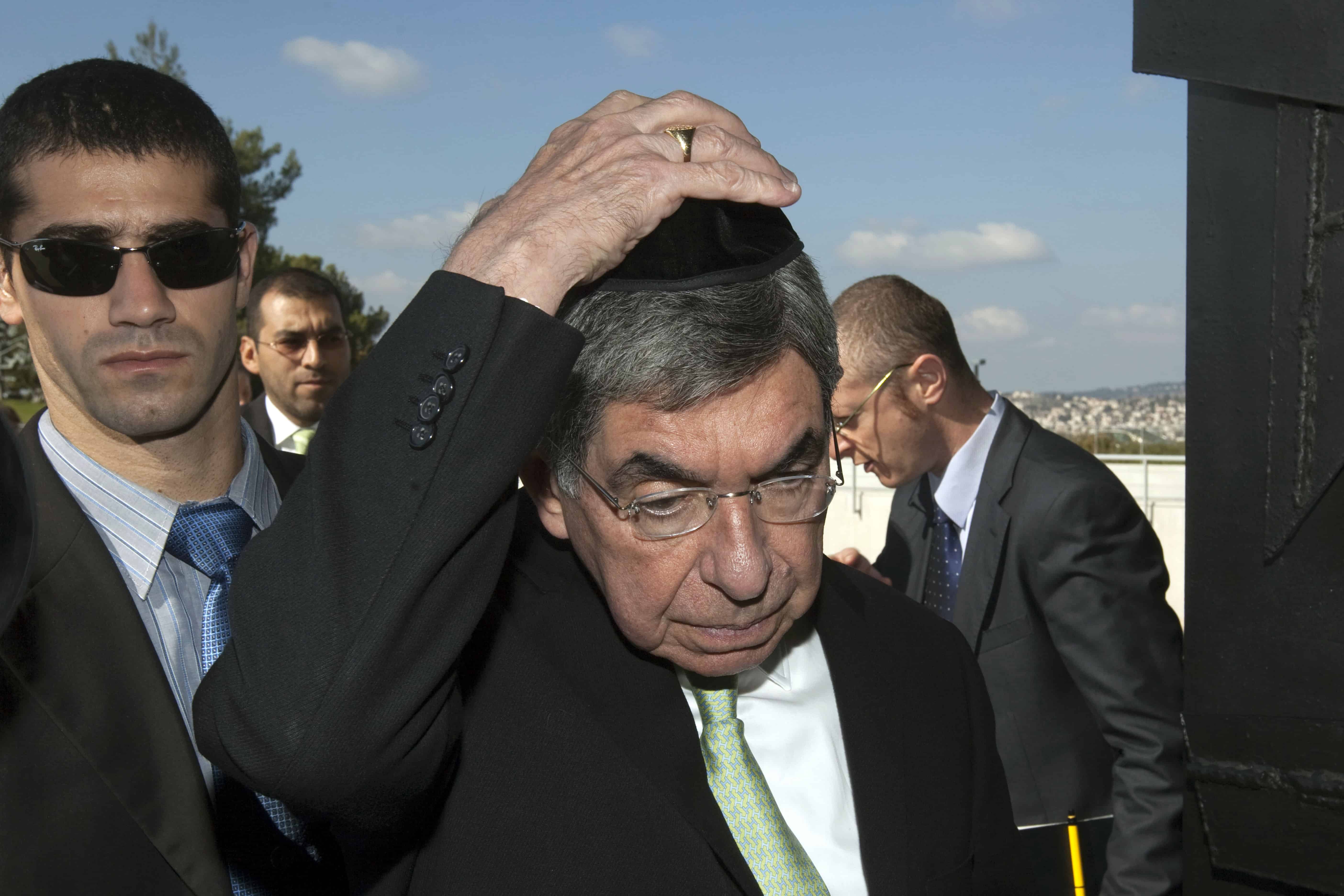 Costa Rica's former President Óscar Arias wears a kippa
