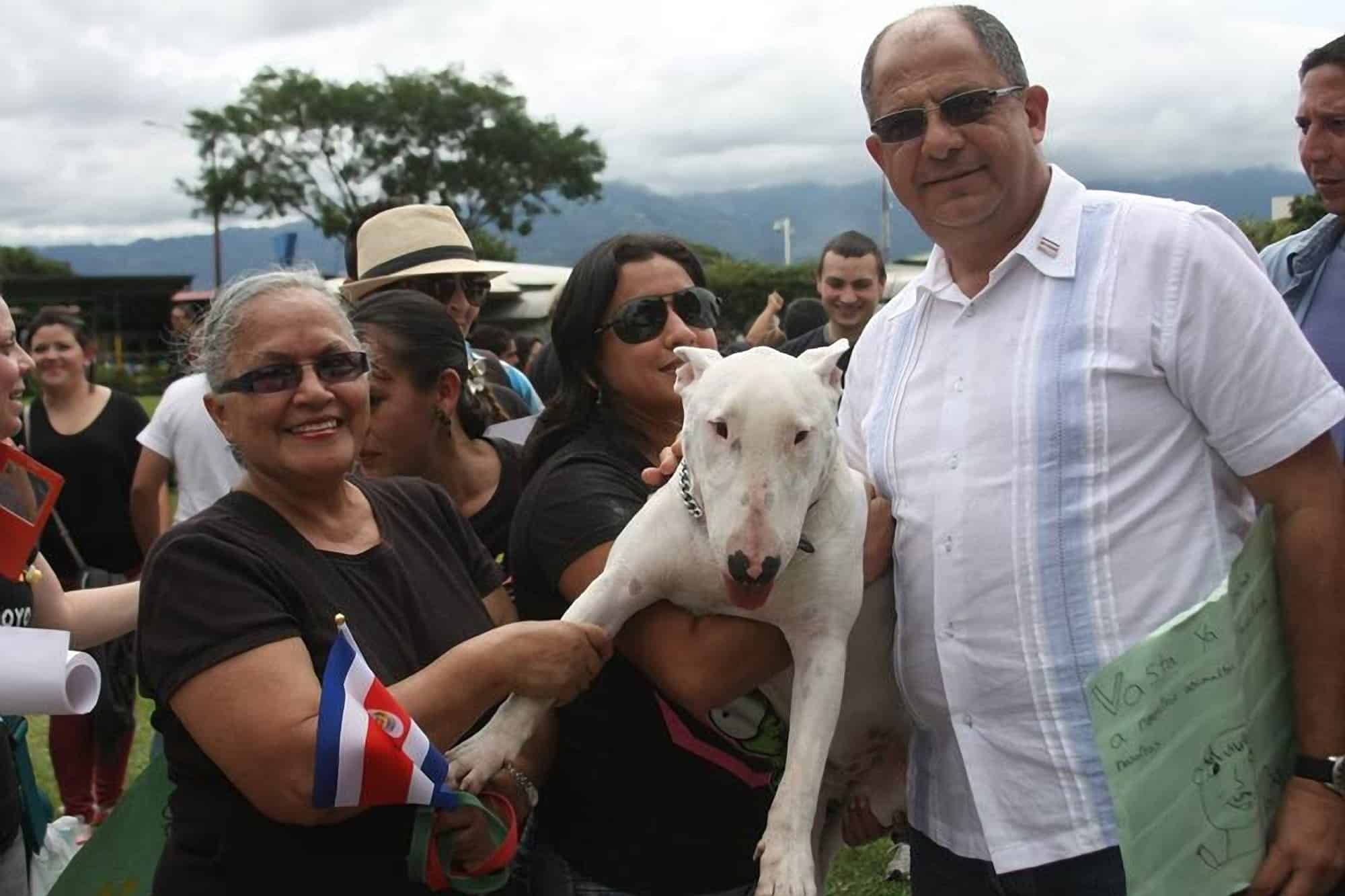 Luis Guillermo Solís with animal rights activists