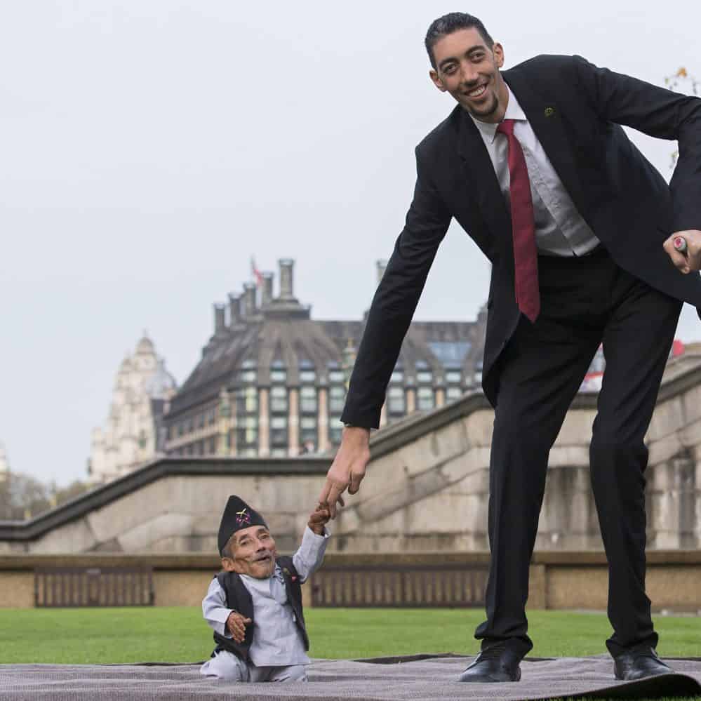 World tallest and shortest men meet on Guinness Records Day – The Tico ...