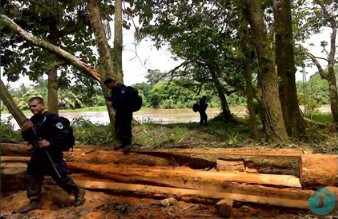 Nicaraguan workers inside Costa Rican territory