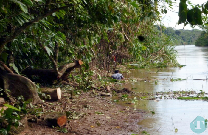 Nicaraguan workers inside Costa Rican territory