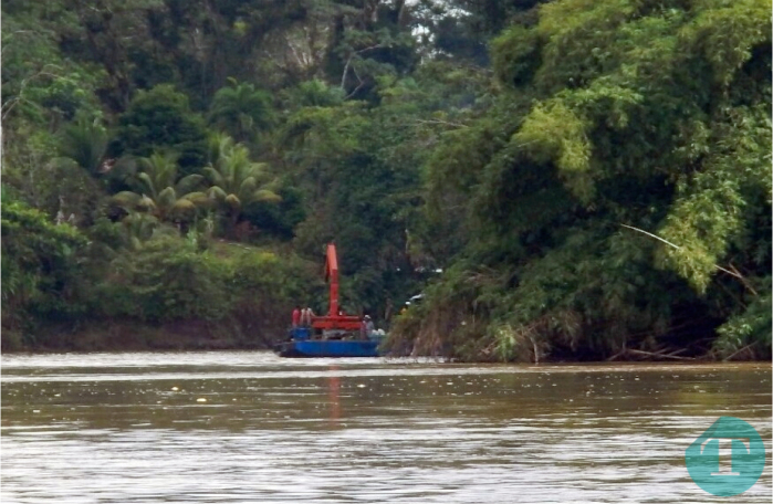 Nicaraguan workers inside Costa Rican territory