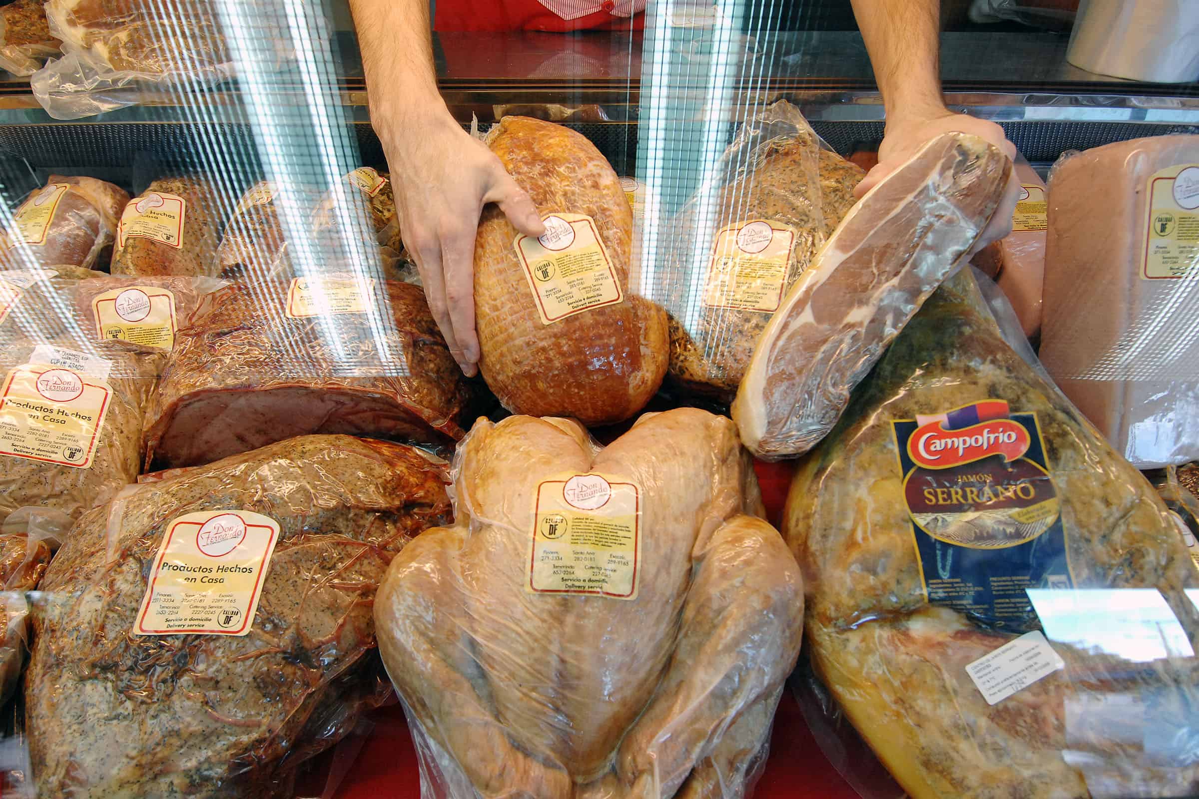 Turkeys aren’t cheap in Costa Rica, but they’re plentiful in area supermarkets