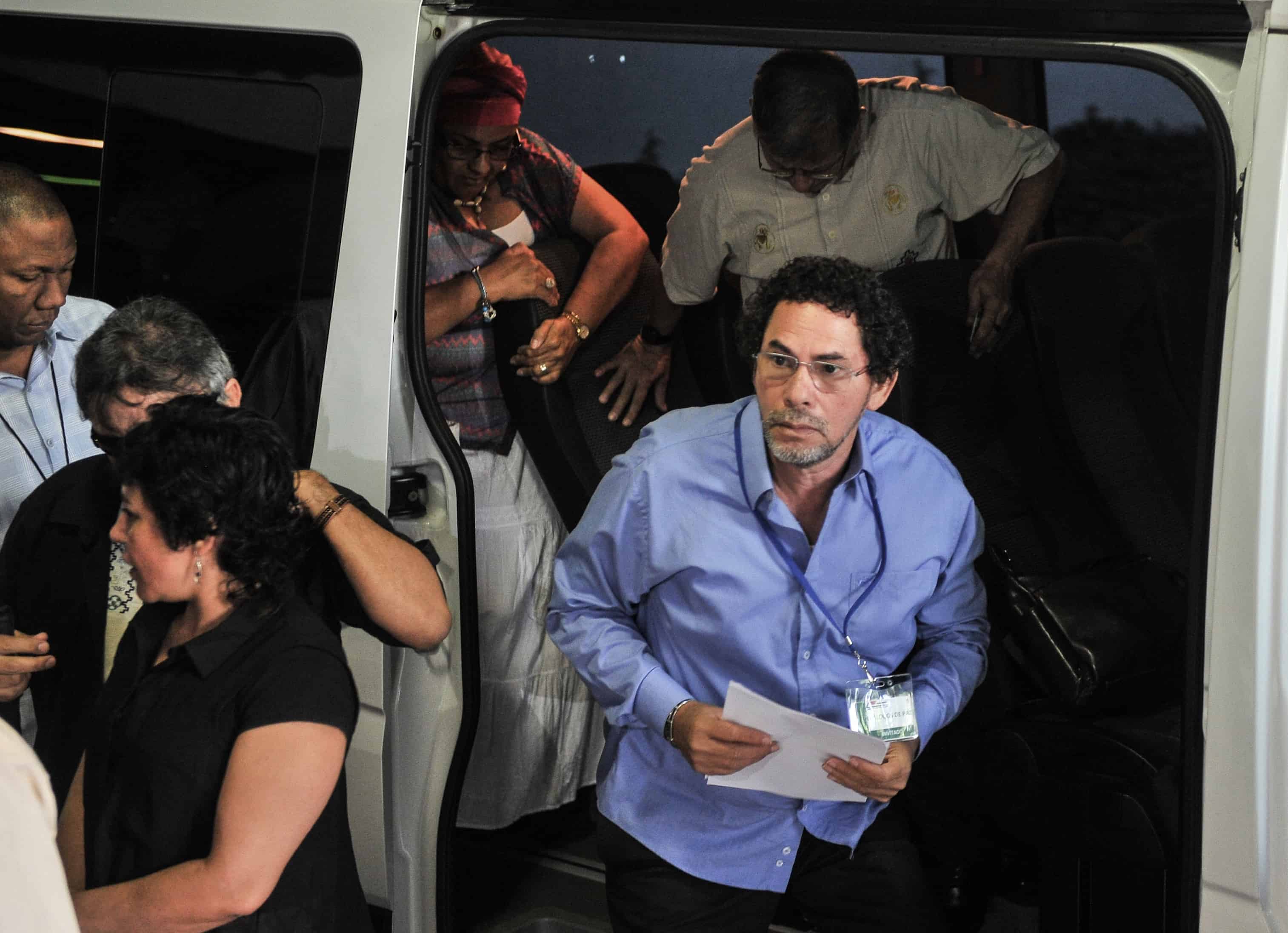 Commander of the FARC-EP leftist guerrillas Pastor Alape (R) arrives at Convention Palace in Havana for peace talks with the Colombian government. Feb. 25, 2015.