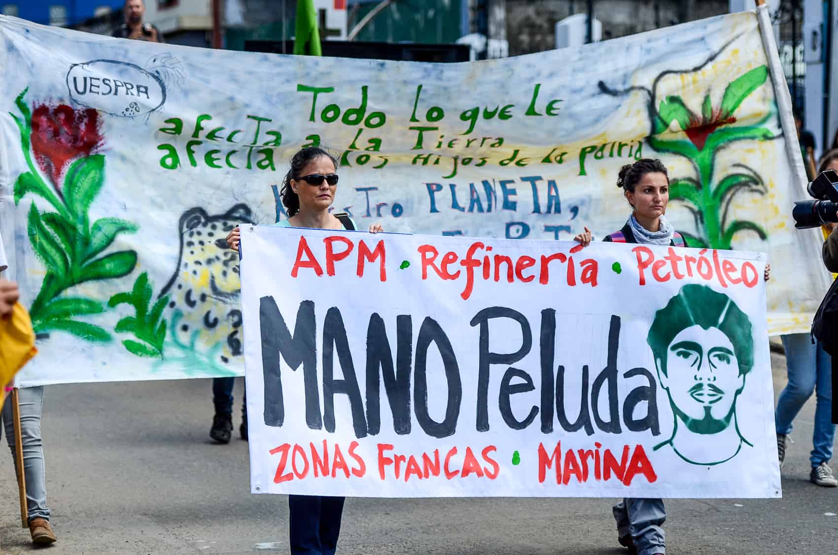 Jairo Mora protest with Environment Minister Edgar Gutiérrez