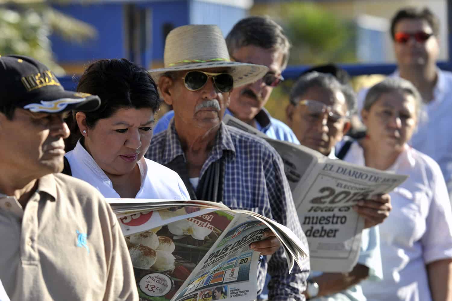 Citizens queue to vote during legislative and municipal elections on March 1, 2015 in San Salvador.