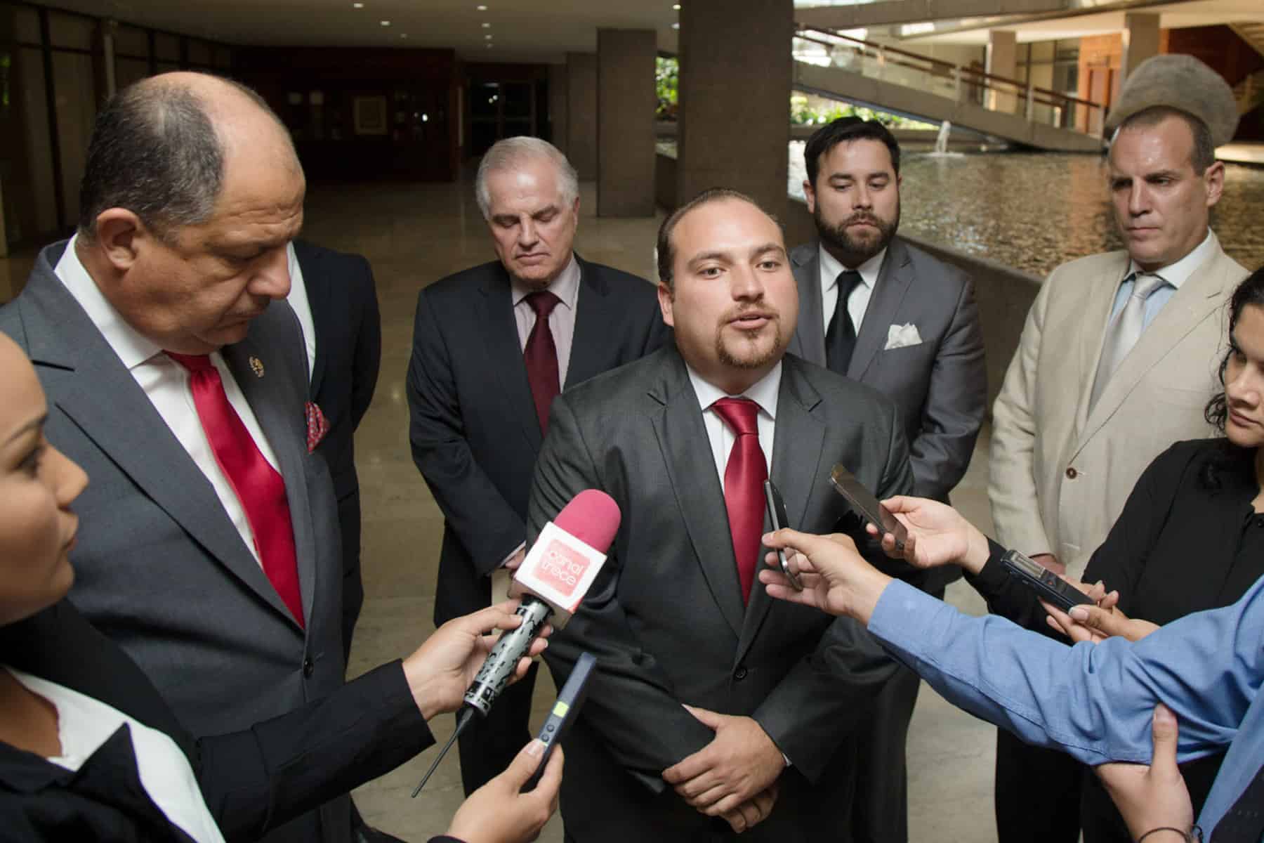 Costa Rica's President Luis Guillermo Solís (left) and CANATUR President Pablo Heriberto Araya after a meeting to discuss the needs of the tourism industry, March 25, 2015.