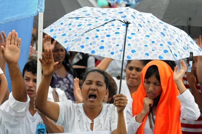 Evangelical faithful pray for peace in Tegucigalpa.