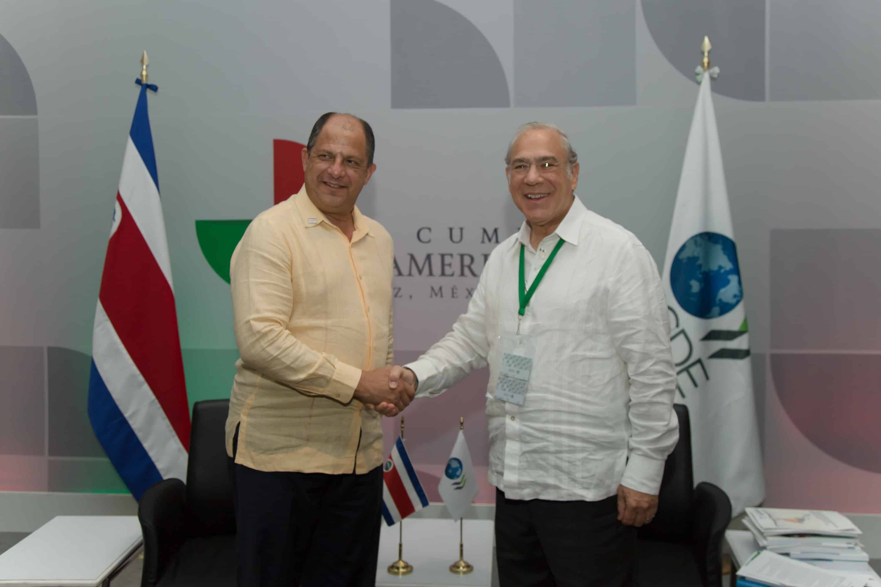 President Luis Guillermo Solís shakes hands with OECD Secretary-General Angel Gurría during the Ibero-American Summit in Mexico in December 2014.