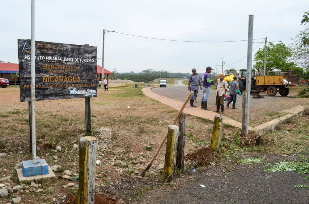 Nicaraguan workers make preparations at the border with Costa Rica near Los Chiles in the Costa Rican province of Alajuela. On May 2, 2015 the Las Tablillas border crossing will be inaugurated.