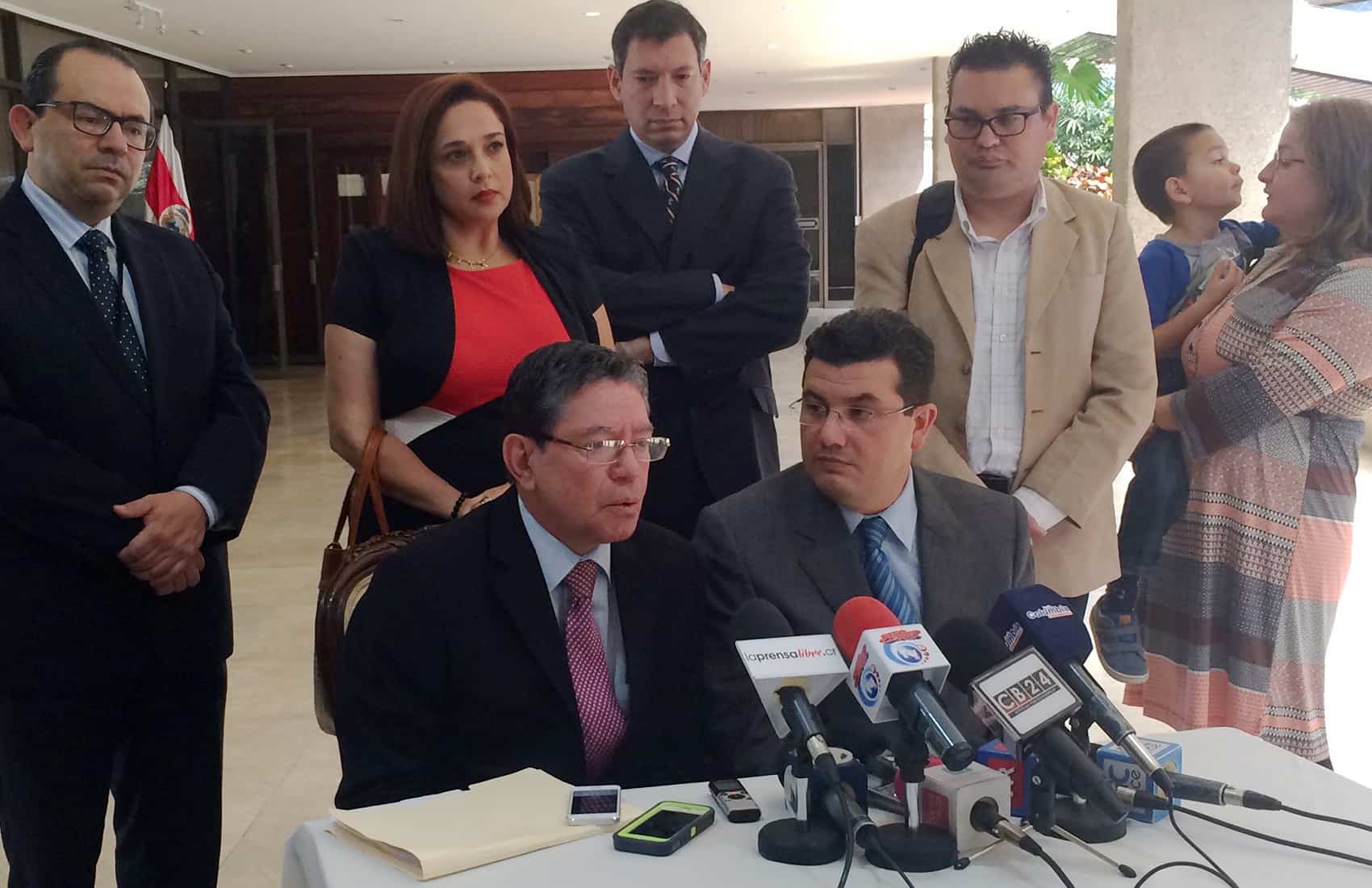 Attorney Huberth May Cantillano (bottom left) and Presidency Minister Sergio Alfaro Salas (bottom right) share results of a meeting between advocates of in vitro fertilization and President Luis Guillermo Solís, May 6, 2015.