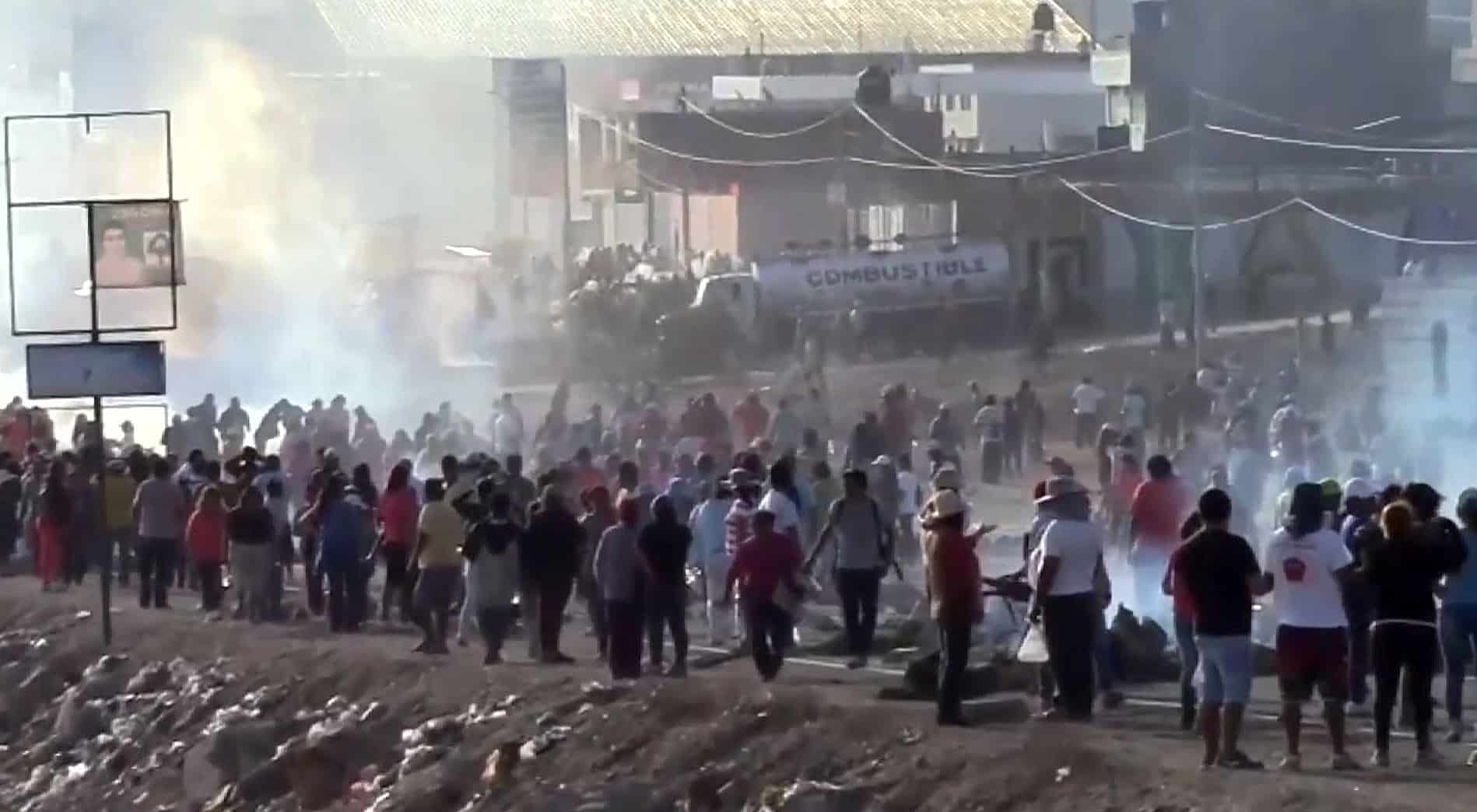 Violent clashes between police and demonstrators in the Peruvian city of Mollendo, about 1,000 km south of Lima, on May 6, 2015. Three people have been killed in clashes between police and demonstrators during seven weeks of protests against the $1.4 billion Tía María mine.