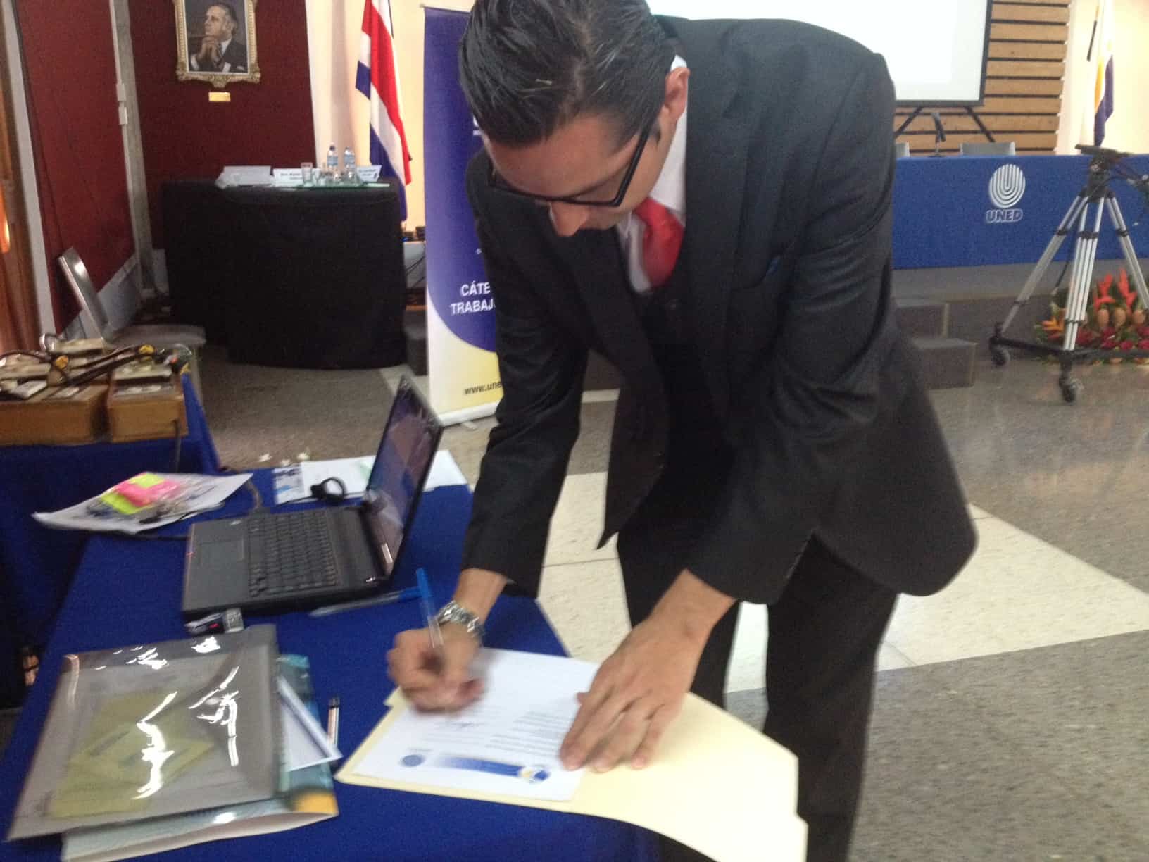Dr. Alan Rímola of the Minsitry of Public Health signs an agreement that will allow the Ministry to more closely monitor autism cases in Costa Rica, April 21, 2015.