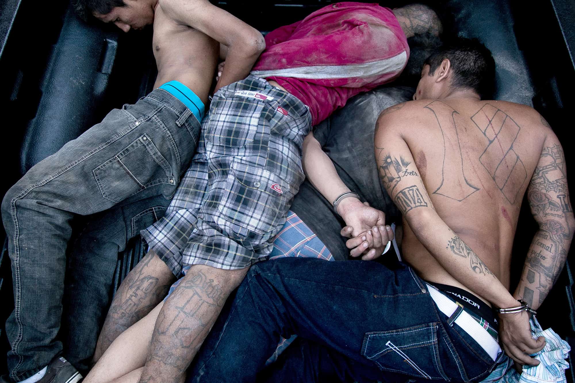 Four El Salvador gang members are captured by anti-gang policemen.