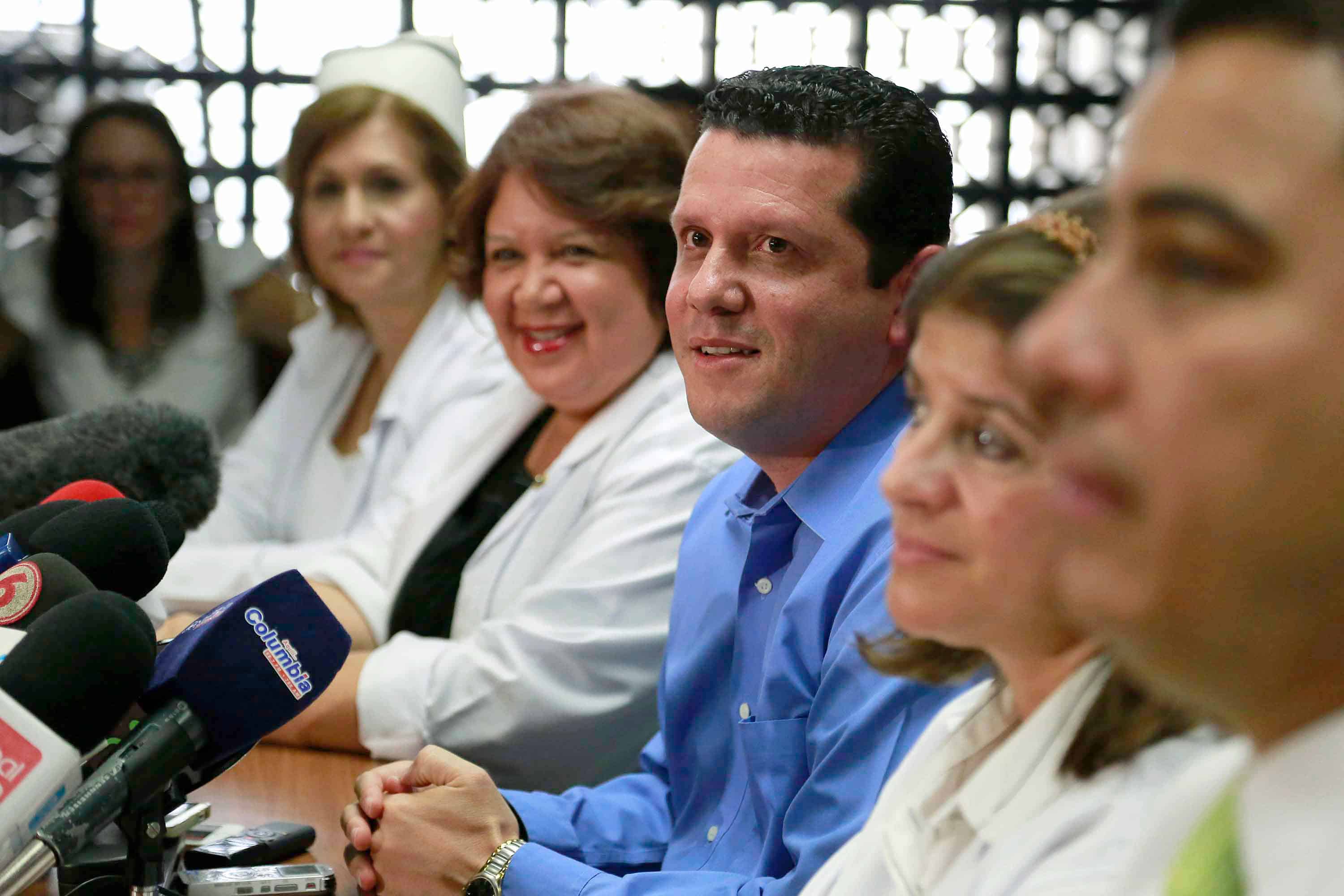 Juan Francisco Gonzalez (center) father of sextuplets born yesterday, during a press conference on May 18, 2015 at Mexico Hospital in San José.