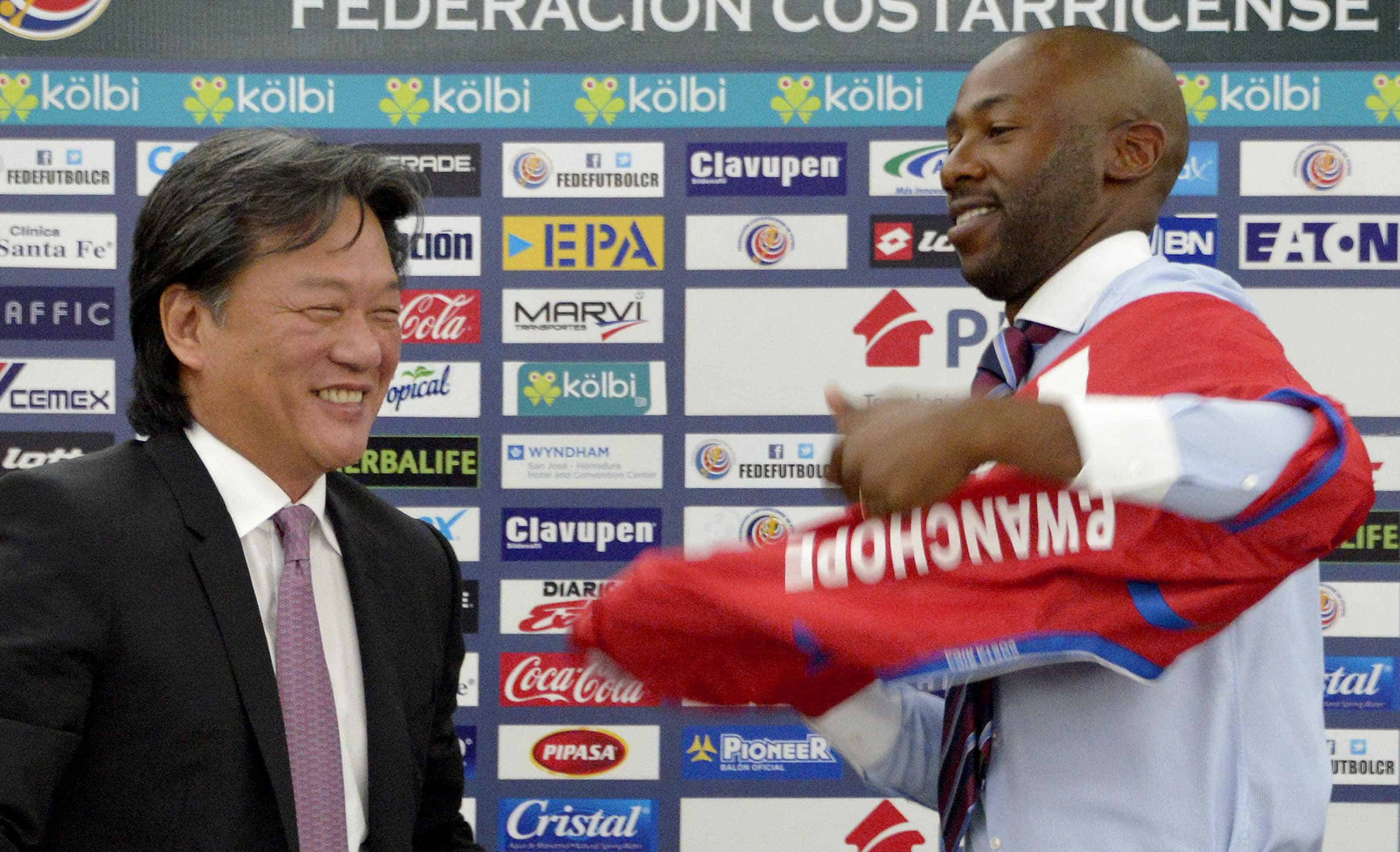 Paulo Cesar Wanchope and Eduardo Li at a press conference.