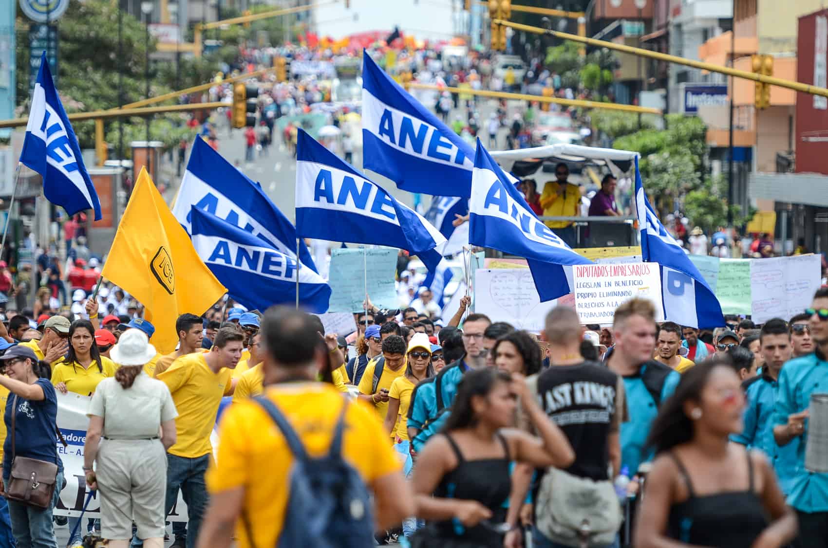 Thousands of workers join a May 1 protest march in San José.