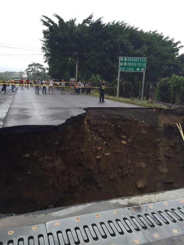 Heavy damages to roads like this one in Limón province came as a result of severe rains early Saturday morning.