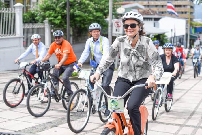 Ambassadors in Costa Rica from the European Union countries cycled in the new bike path in part of San Jose's 4th and 6th avenues to encourage the use of these means of transportation. The "cleteada" anded in the Legislative Assembly building where diplomats met with Costa Rican law makers to talk about the Paris Climate Conference COP 21 to be held in Paris, France in December. "We are here to talk with Costa Rican law makers and show that it is possible to use the bicycle, a heathy and no emissions vehicle, in the city. In Holland we know that it is a slow process but right now there are more bicycles that persons there" said Dutch ambassador Mette Gonggrijp.