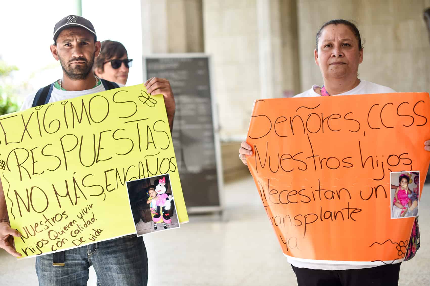 Parents of 6 children and members of the Asociación Nacional Segunda Oportunidad de Vida (ANASOVI) protested in front of the Social Security building in San José asking its leaders to reopen the liver transplant program at the Children's Hospital. The program was closed due to the lack of trained nurses to attend the surgeries about 3 years ago. 