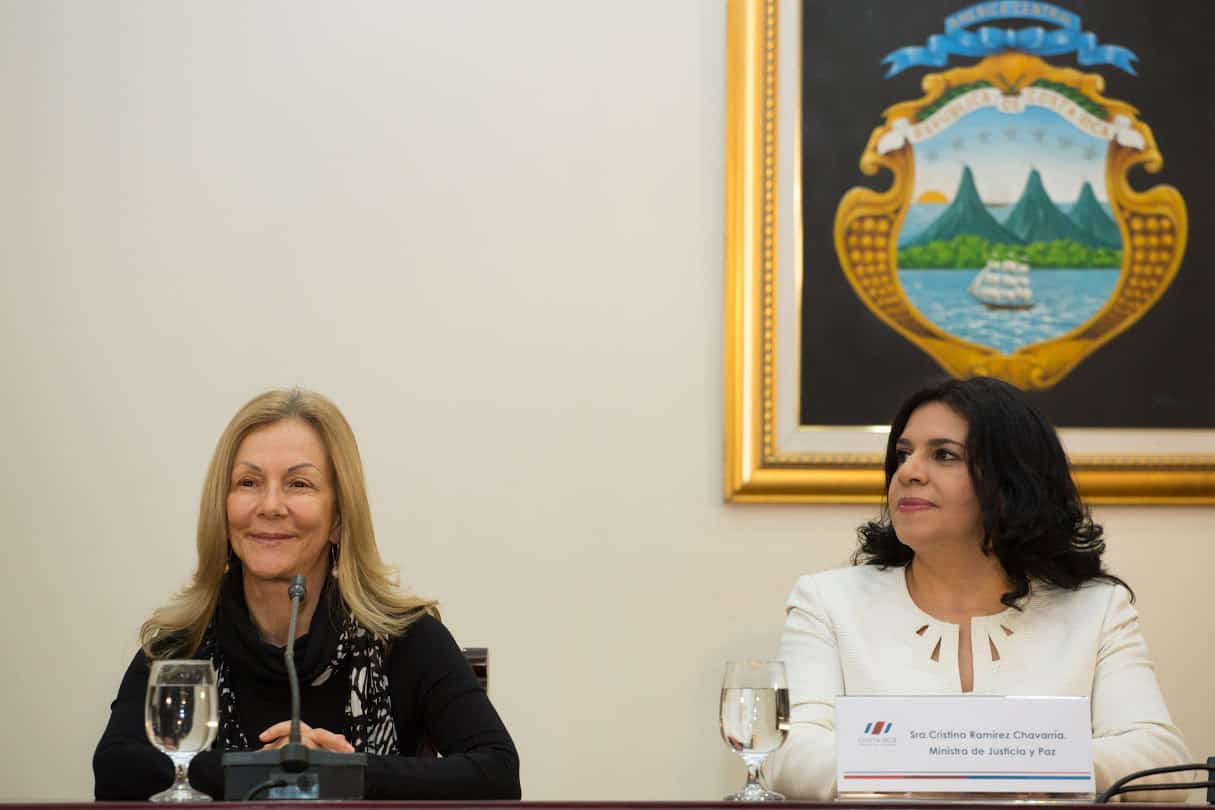 Outgoing Justice Minister Cristina Ramírez (right) and her replacement, María Cecilia Sánchez (left) at Casa Presidencial on July 7, 2015.