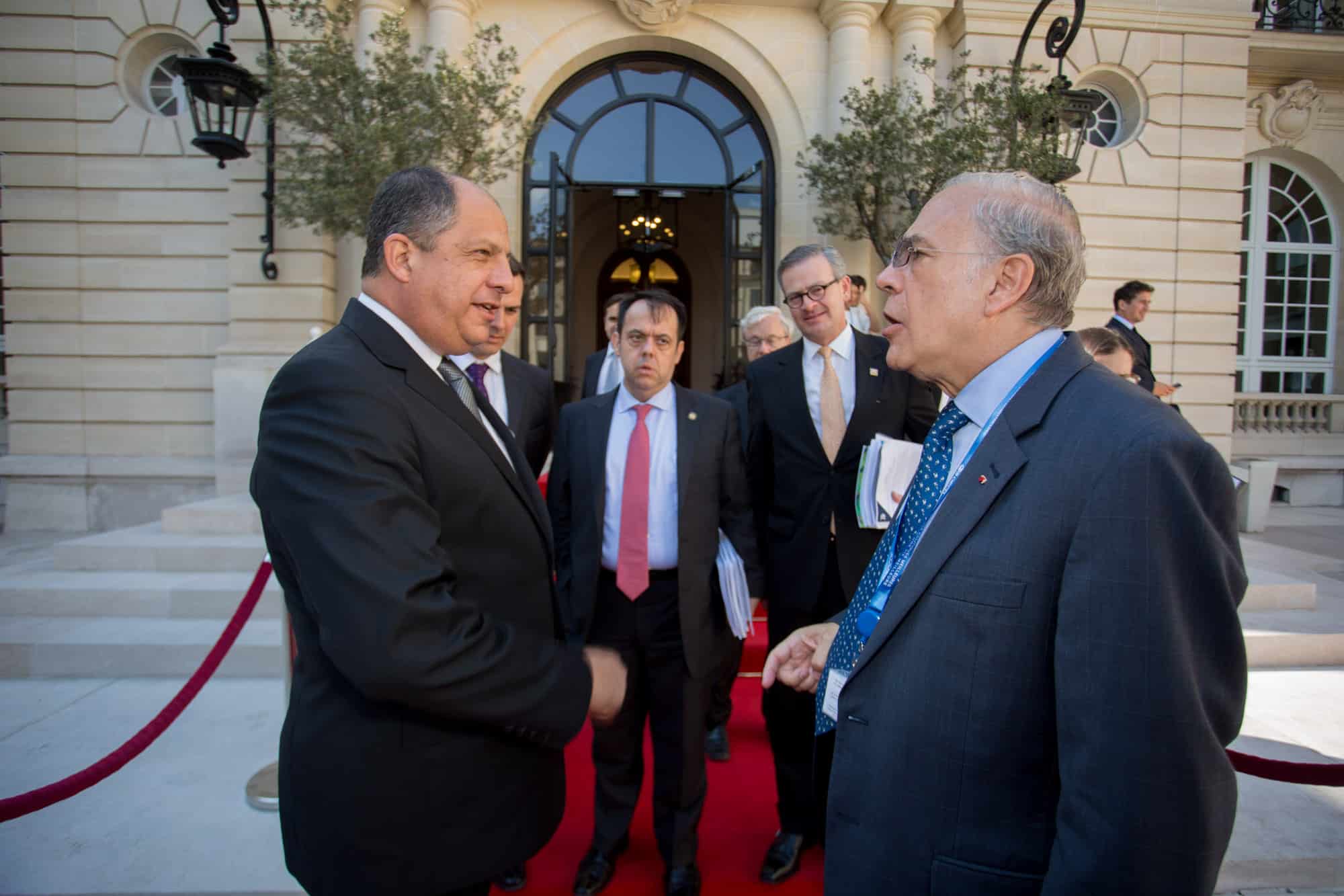 President Luis Guillermo Solís (left) and OECD Secretary-General Ángel Gurría (right) after a meeting in Paris on June 5, 2015.