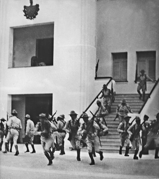 Members of Batista's army ready for action after an attack on the Moncada garrison.