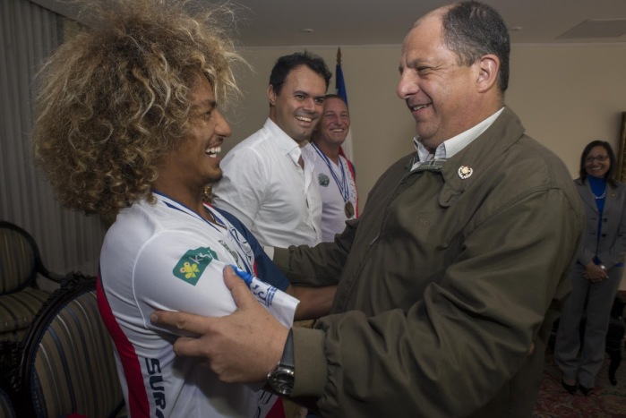 Cali Muñoz (left) and Carlos Brenes share a laugh with President Luis Guillermo Solís during a July 7 visit to Casa Presidencial.