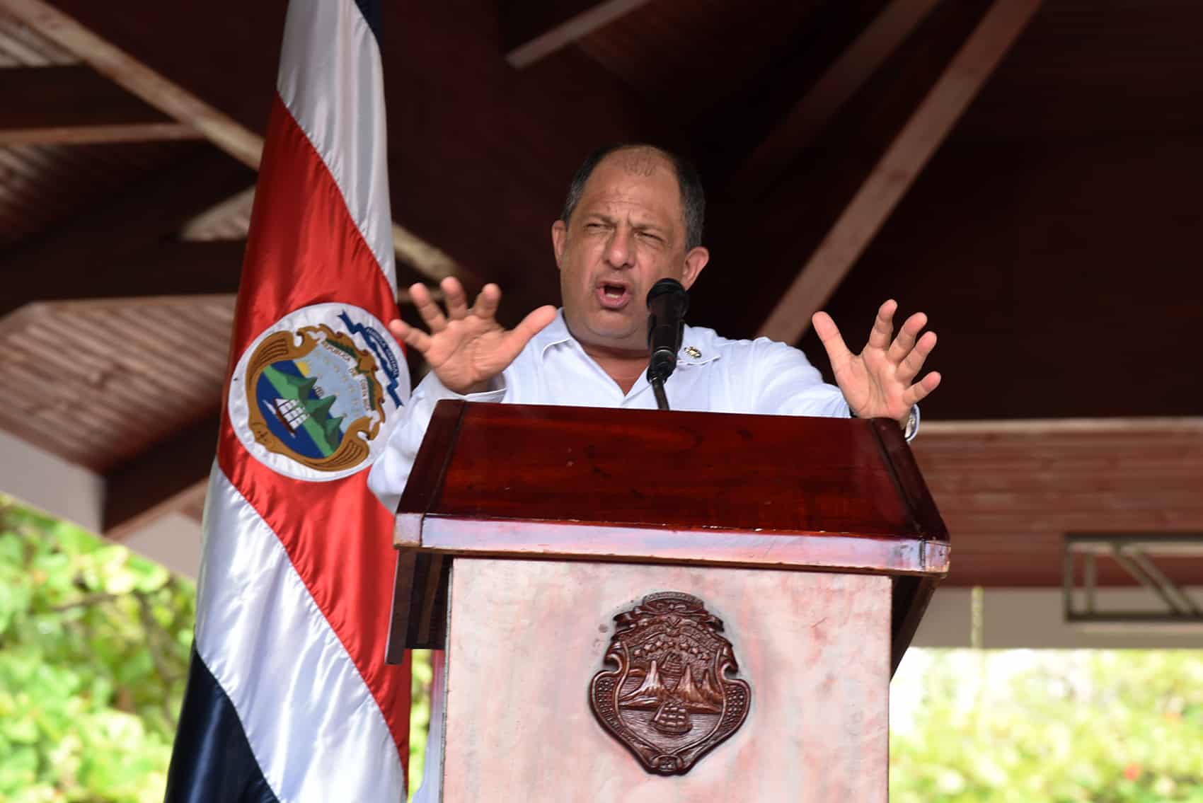 President Luis Guillermo Solís took the stage on Saturday to deliver a speech under the blistering Guanacaste sun.