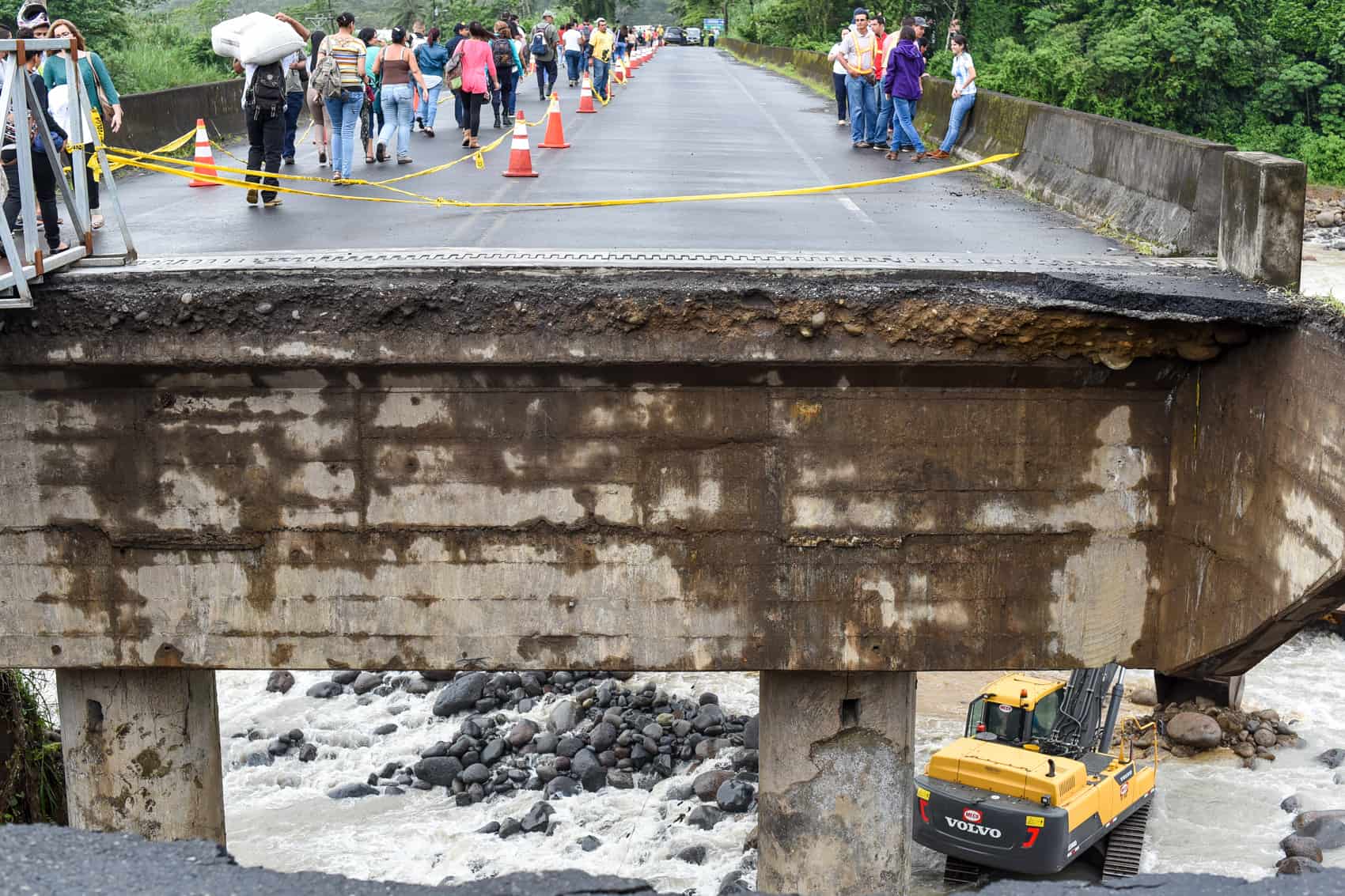 Part of the bridge over Río Sucio on the road to Sarapiquí in Guápiles, Limón was destroyed due to heavy rains and flooding last weekend.