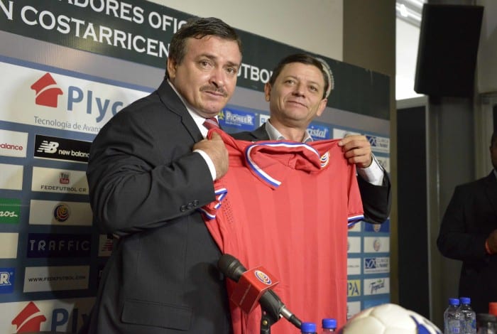 Óscar Ramírez (L) was introduced as the new head coach of Costa Rica's national team by FEDEFUTBOL's interim president Jorge Hidalgo on Tuesday, August 18, 2015.