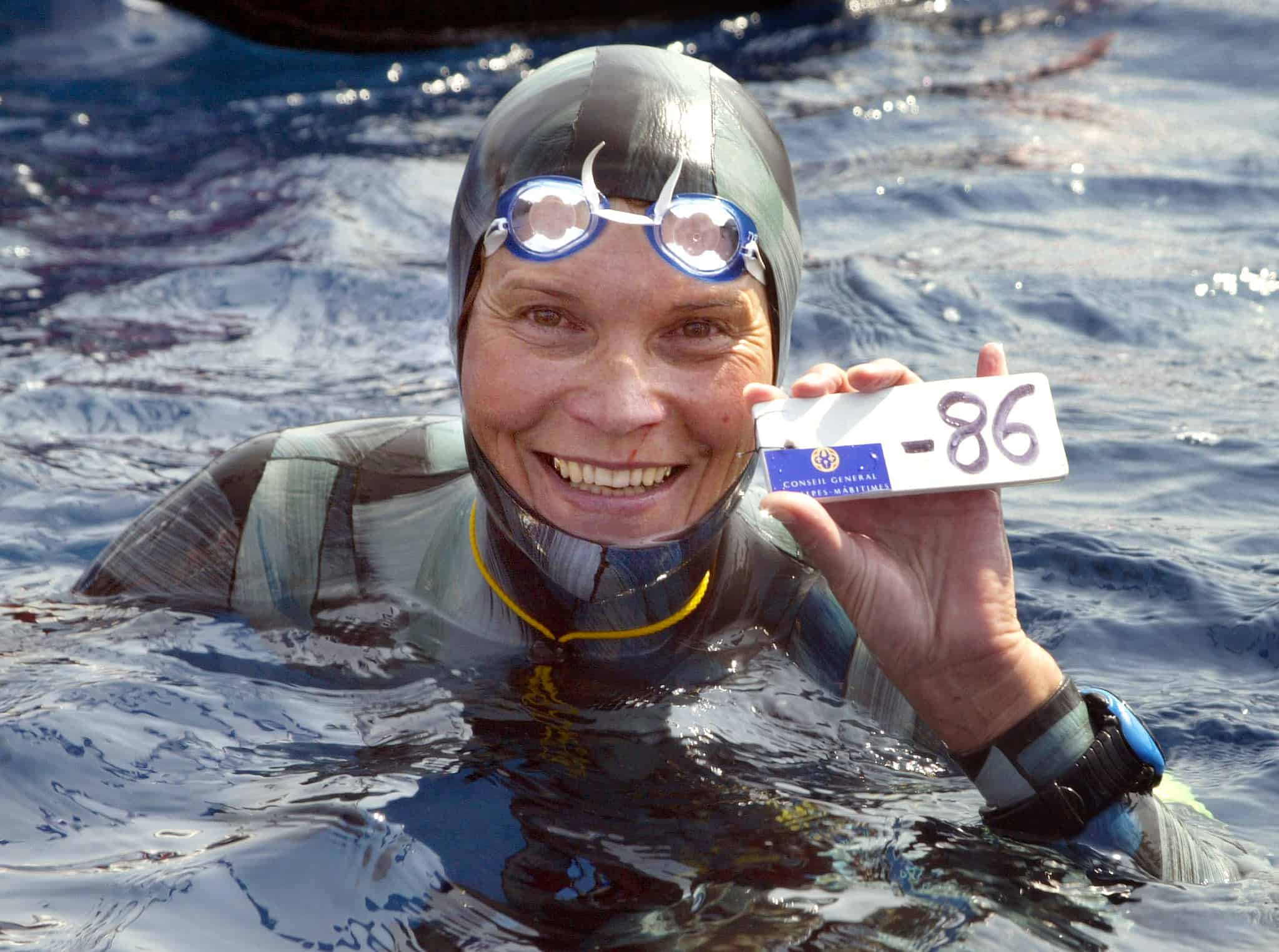 A file photo taken on Sept. 3, 2005 shows Russian Natalia Molchanova holding the minus 86 meters tag.
