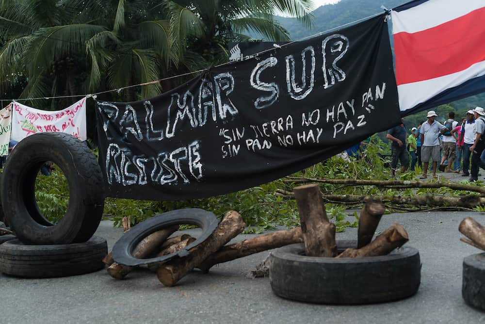 Banana workers and student demonstrators block the Inter-American Highway at the Térraba bridge on Aug. 14, 2015. The sign reads: 