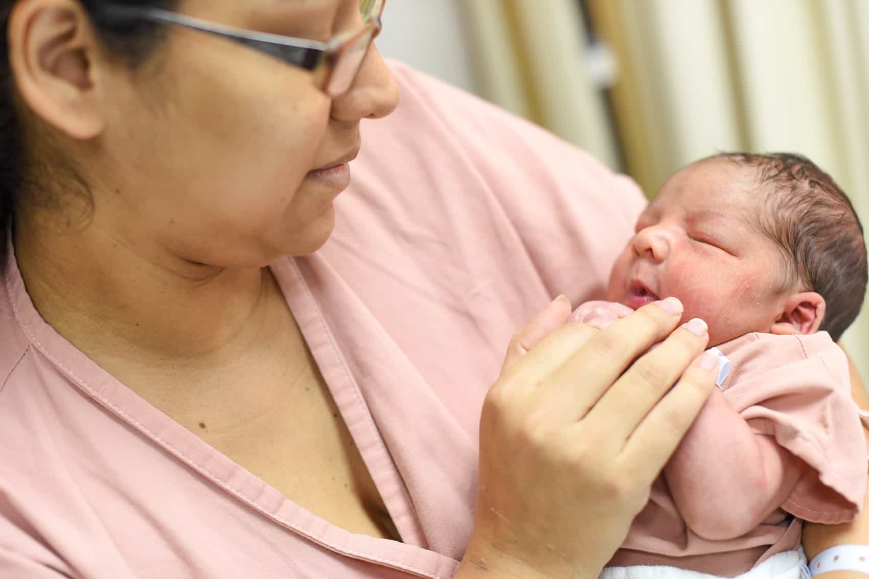 Claudia Bastante holds her newborn son Andrés Vargas at Carit Women's Hospital in San José, August 14, 2015.