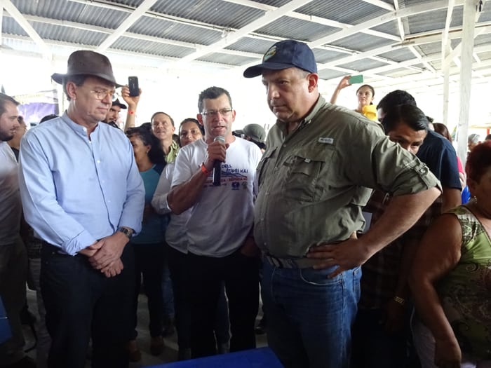 From left: Environment Minister Edgar Gutiérrez, river activist Osvaldo Durán Castro and President Luis Guillermo Solís.