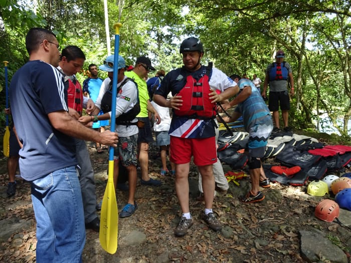 ¡Listo! Solís is handed a paddle.