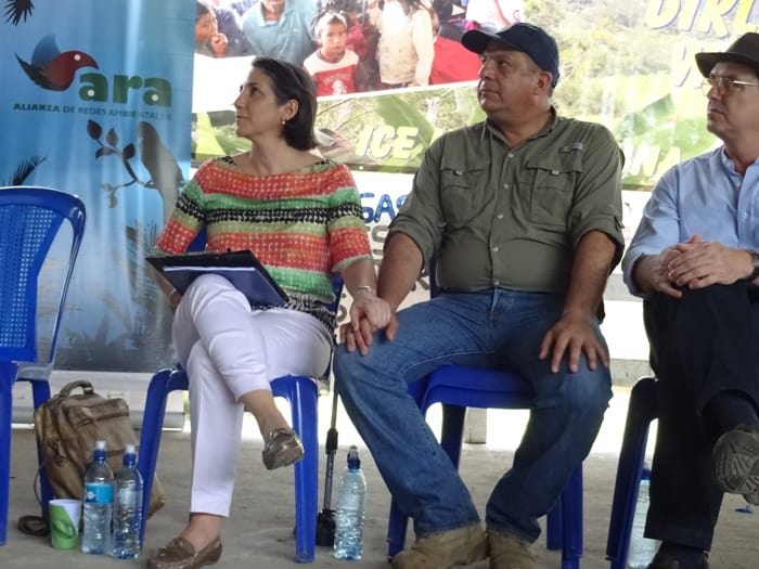 Solís with his wife, Mercedes, and Environment Minister Edgar Gutiérrez.