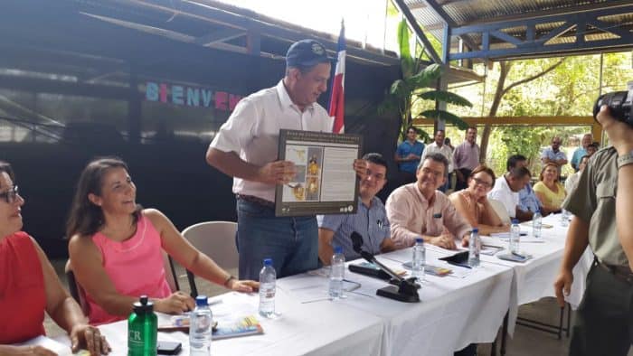 President Luis Guillermo Solís receives a plaque describing his namesake wasp species