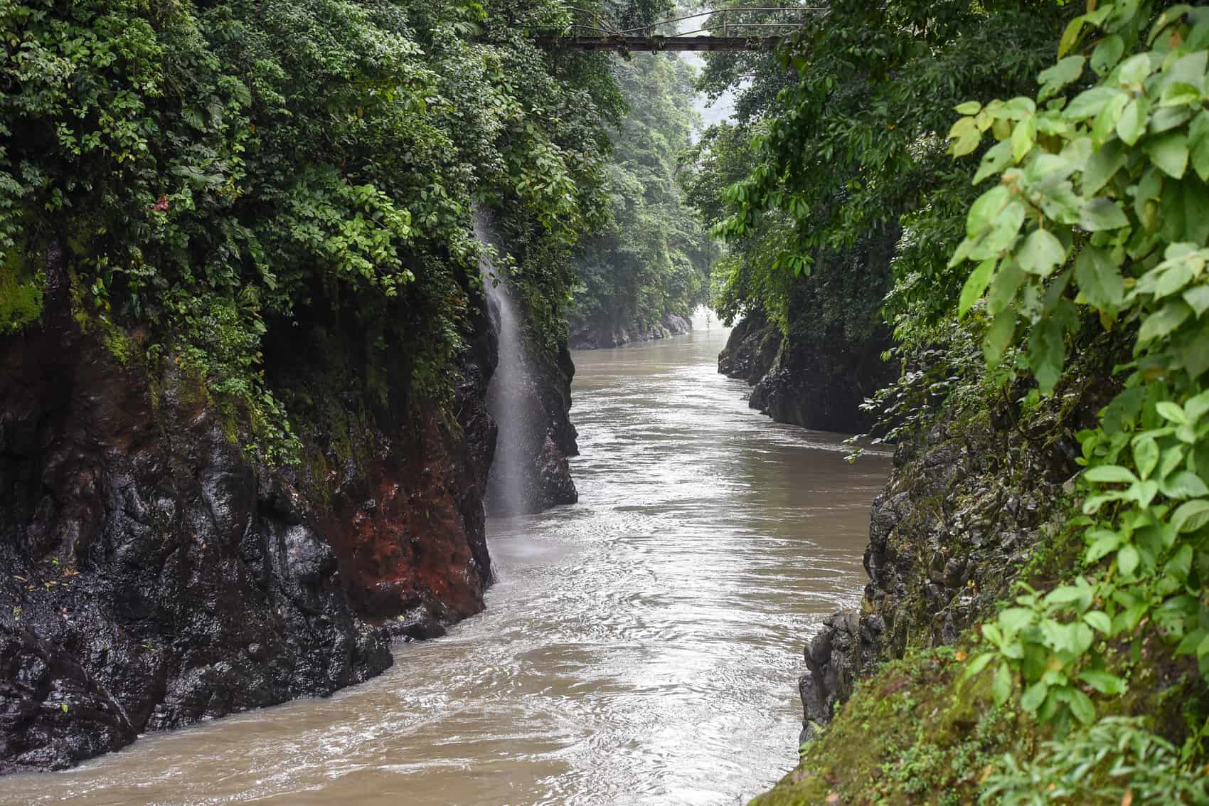 The most visually stunning stretch of the Pacuare, the gorge at Dos Montañas, was considered a perfect spot for a dam because it was so narrow — until an earthquake ruled that out.