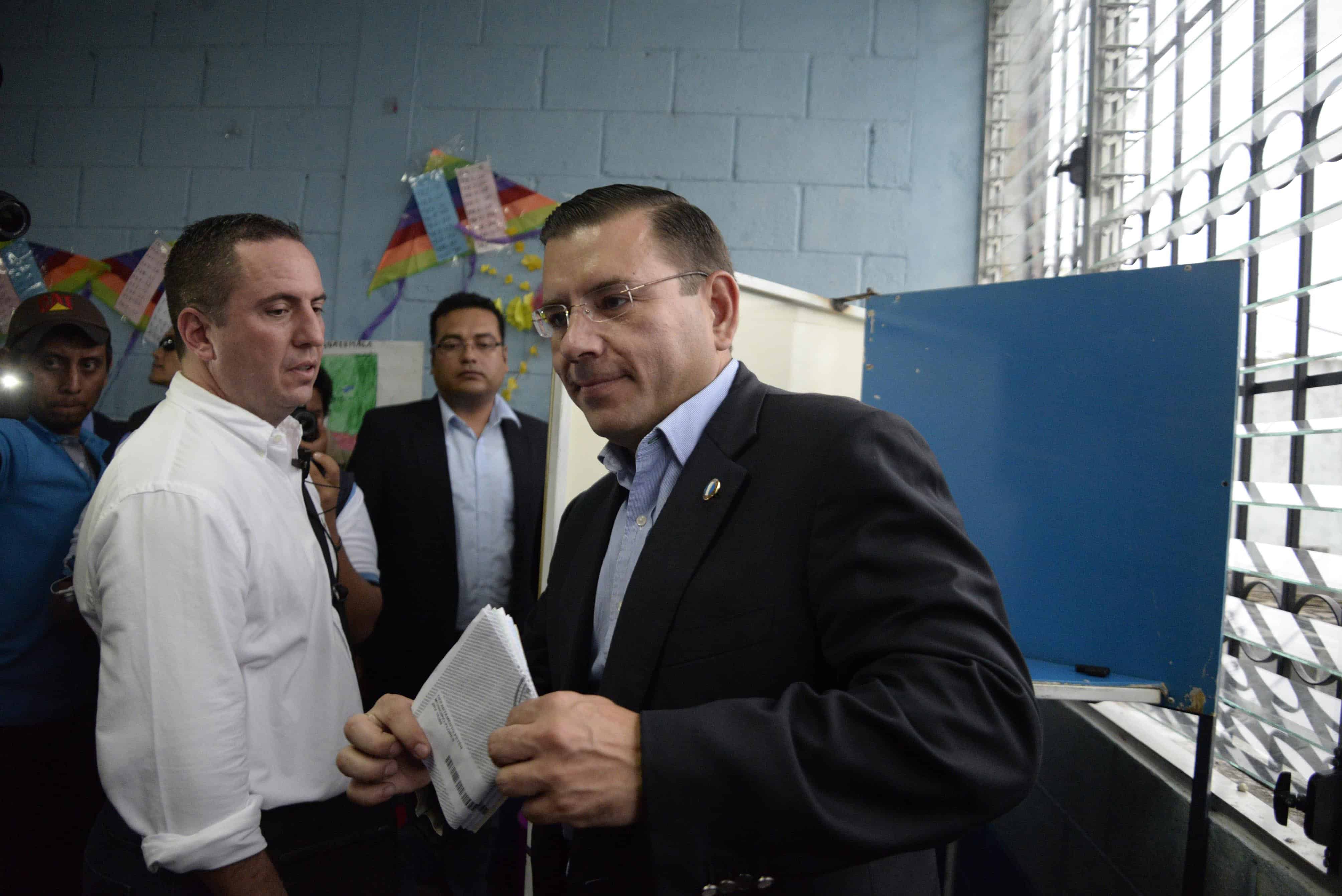 Guatemalan presidential candidate for the Renewed Democratic Liberty Party, Manuel Baldizón, right, votes in Petén, 580 km north of Guatemala City, on Sept. 6, 2015.