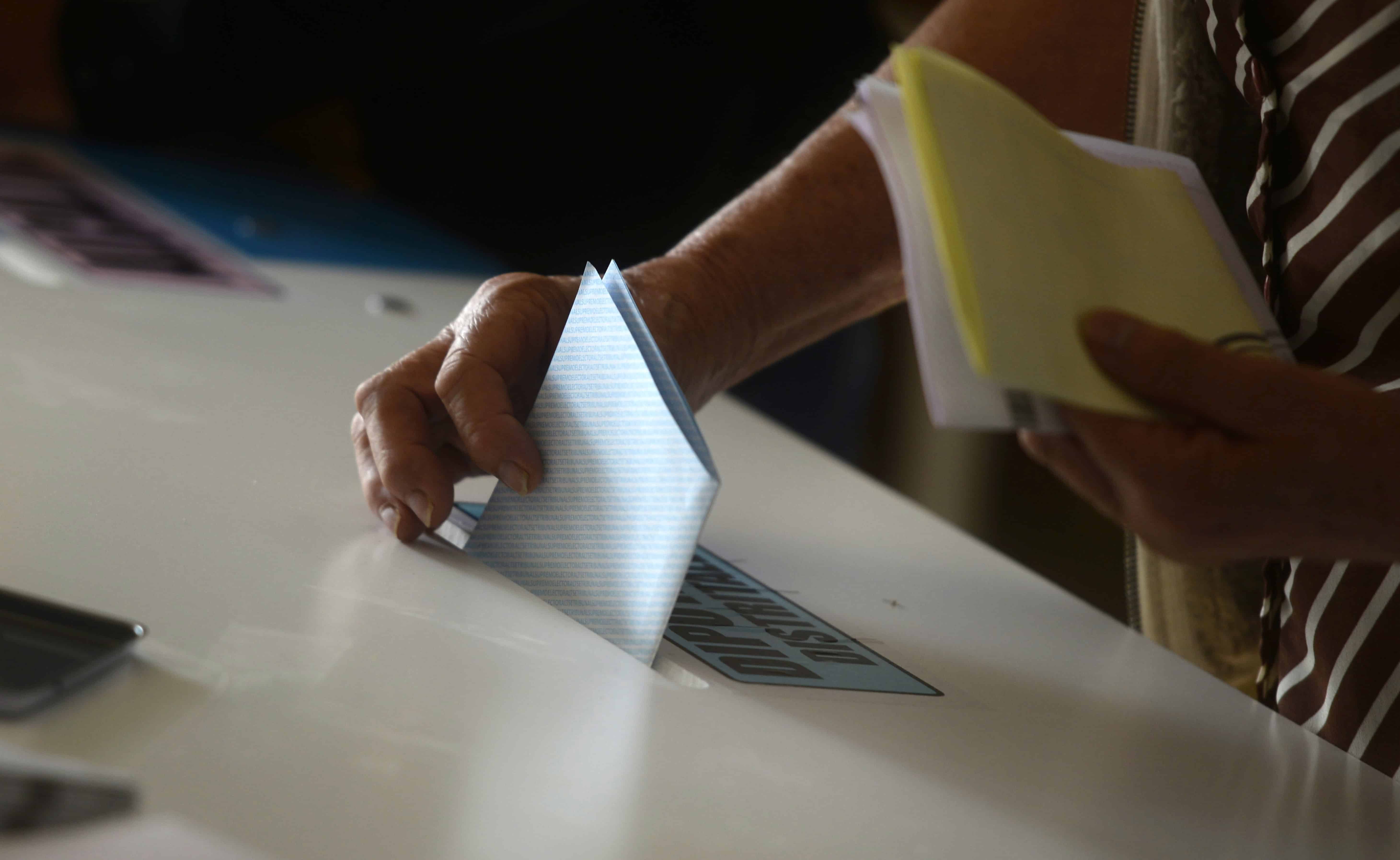 A Costa Rica woman casts her vote